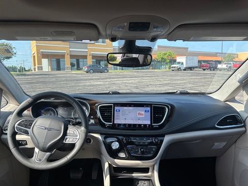Used 2024 Chrysler Pacifica Limited FWD image 12