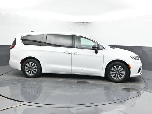 Used 2024 Chrysler Pacifica Limited FWD image 4