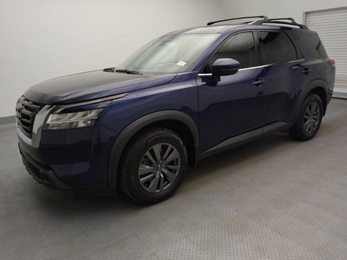 Used 2022 Nissan Pathfinder SV image 2