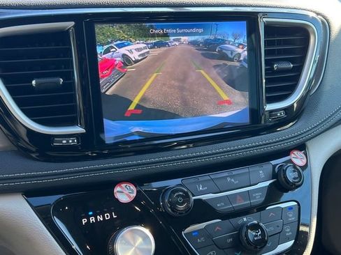 Used 2024 Chrysler Pacifica Select image 22