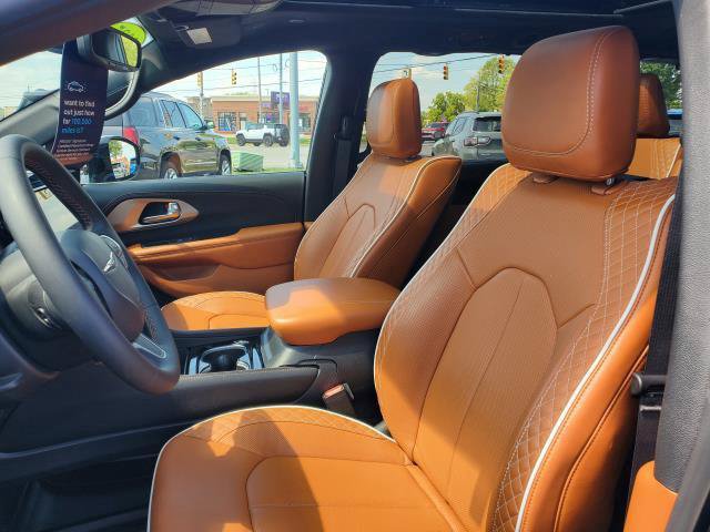 Certified 2025 Chrysler Pacifica Pinnacle FWD image 5