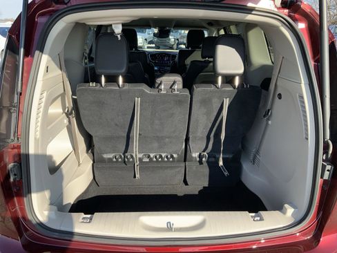 Used 2022 Chrysler Pacifica Touring-L image 8