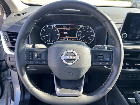 Certified 2025 Nissan Rogue SV FWD image 5