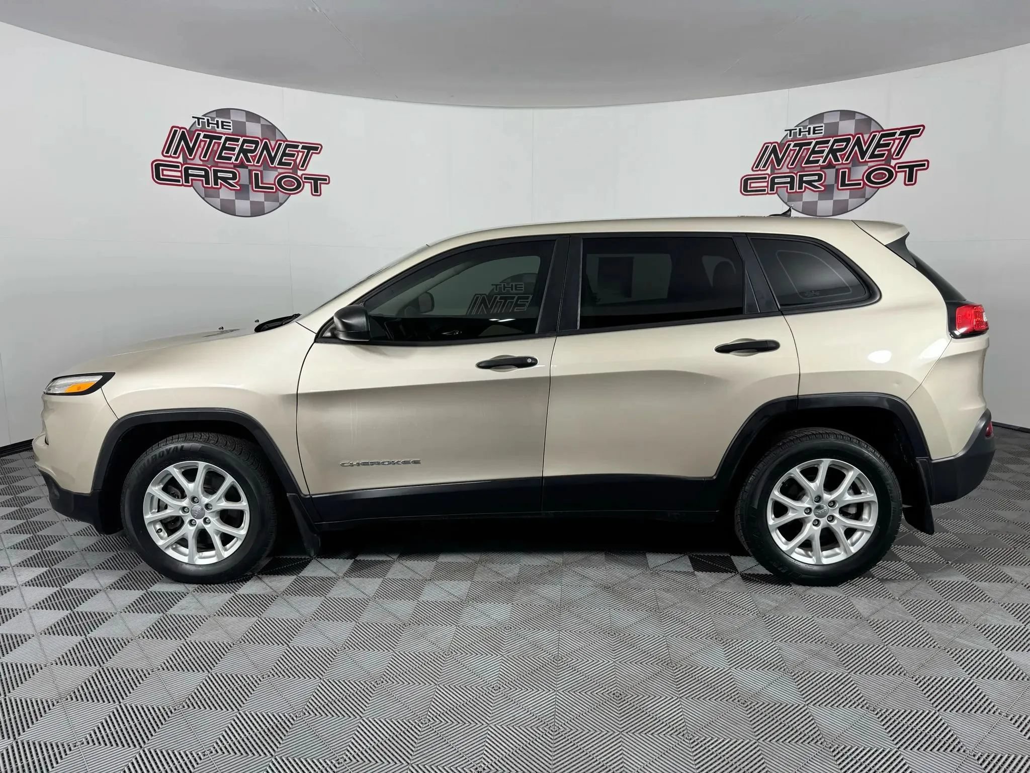 Used 2015 Jeep Cherokee Sport FWD image 4