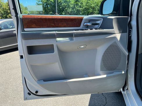 Used 2009 Chrysler Town & Country Touring FWD image 36