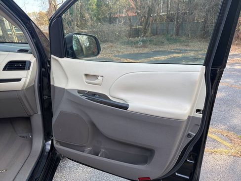 Used 2011 Toyota Sienna LE FWD image 27