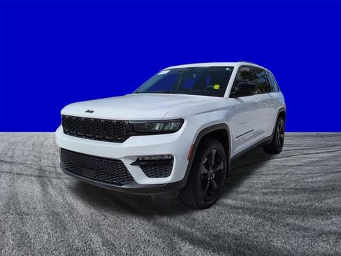 Used 2023 Jeep Grand Cherokee Limited w/ Black Appearance Package AWD/4WD image 8