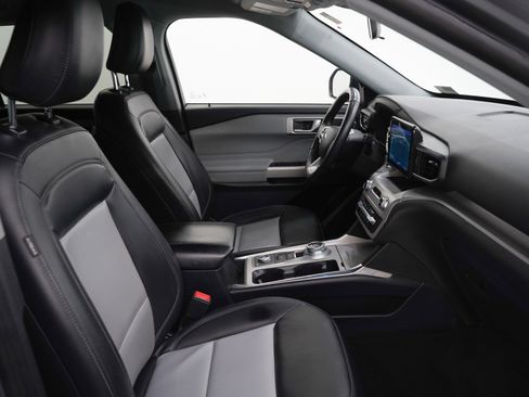 Used 2022 Ford Explorer XLT w/ XLT Sport Appearance Package image 11