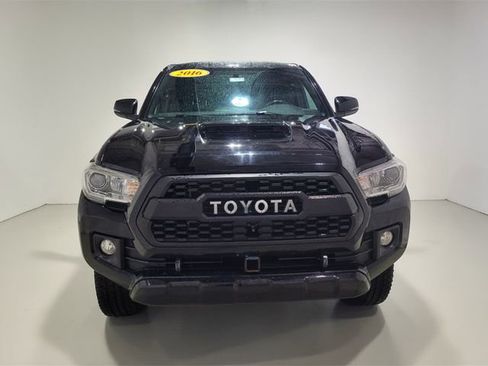 Used 2016 Toyota Tacoma TRD Sport w/ Towing Package image 9
