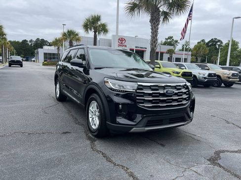 Used 2025 Ford Explorer Active w/ Active Comfort Package RWD image 2
