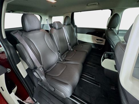 Certified 2024 Kia Carnival EX FWD image 27