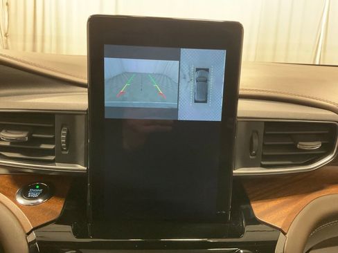 Used 2021 Ford Explorer King Ranch w/ Premium Technology Package image 21