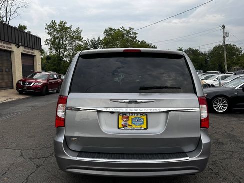 Used 2014 Chrysler Town & Country Touring FWD image 5