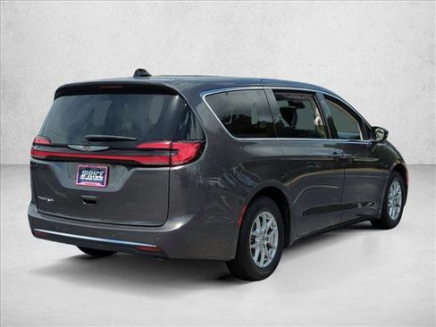 Used 2023 Chrysler Pacifica Touring-L FWD image 5