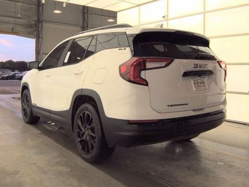Used 2024 GMC Terrain SLE w/ Driver Convenience Package FWD image 4
