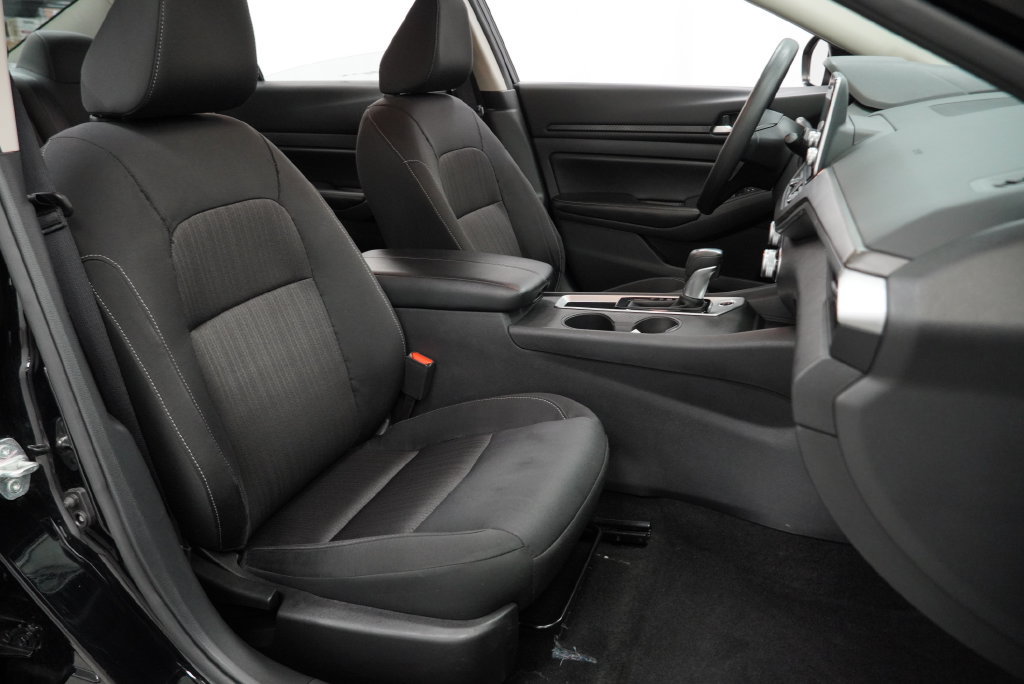 Used 2025 Nissan Altima 2.5 SV FWD image 40