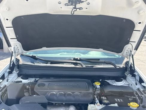 Used 2019 Jeep Cherokee Latitude Plus w/ Cold Weather Group AWD/4WD image 11