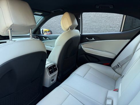 Used 2025 Genesis G70 2.5T image 16