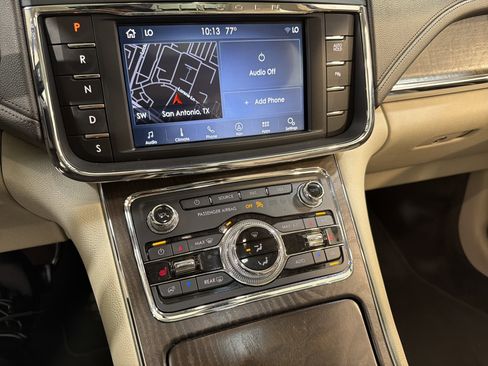 Used 2019 Lincoln Continental Select w/ Continental Climate Package image 18