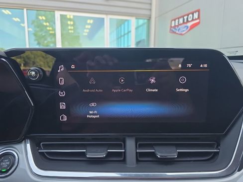 Used 2025 Chevrolet Trax LT w/ LT Convenience Package FWD image 19