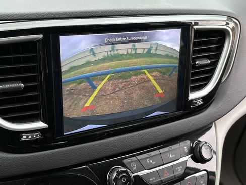 Used 2024 Chrysler Pacifica Touring-L FWD image 21