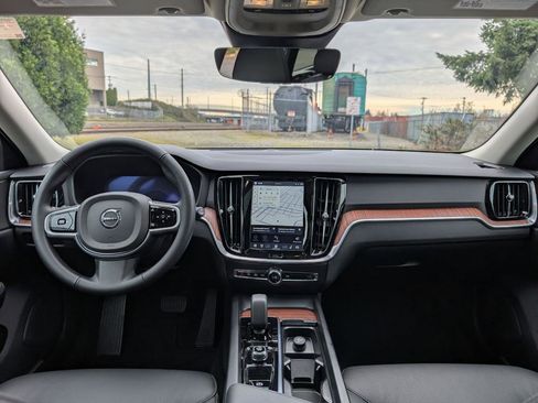 Used 2025 Volvo V60 B5 Cross Country Plus image 13