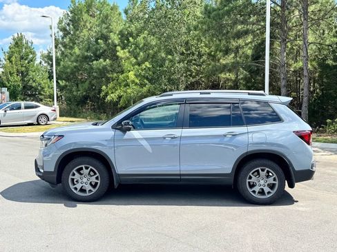 Used 2025 Honda Passport TrailSport image 3