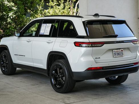 Used 2023 Jeep Grand Cherokee Altitude AWD/4WD image 4