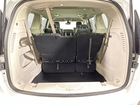 Used 2024 Chrysler Pacifica Touring-L FWD image 28