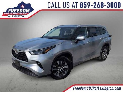 Used 2022 Toyota Highlander XLE AWD/4WD image 1