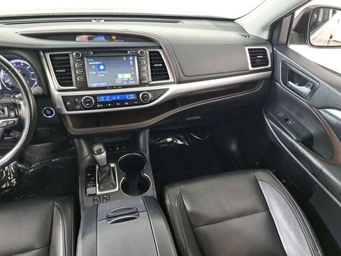 Used 2017 Toyota Highlander XLE w/ Carpet Mat Package image 18
