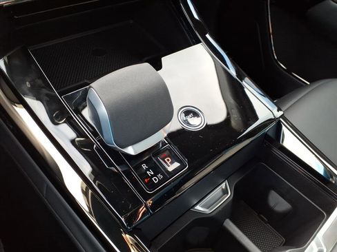 New 2026 Land Rover Range Rover SE image 13