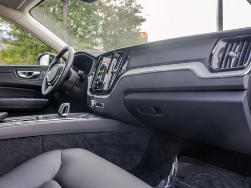 Used 2025 Volvo XC60 B5 Plus image 22