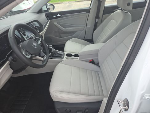 Certified 2024 Volkswagen Jetta SE FWD image 5