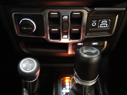 Used 2022 Jeep Wrangler Unlimited Sahara w/ Cold Weather Group AWD/4WD image 31