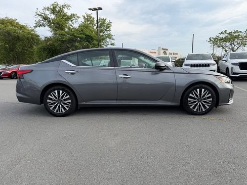Used 2024 Nissan Altima 2.5 SV FWD image 8