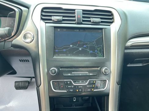 Used 2017 Ford Fusion SE w/ Fusion SE Technology Package FWD image 14