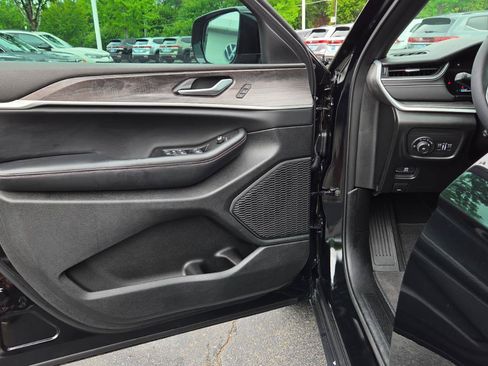 Used 2025 Jeep Grand Cherokee Limited w/ Luxury Tech Group II RWD image 20