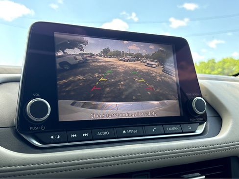 Used 2025 Nissan Rogue SV w/ SV Premium Package image 9