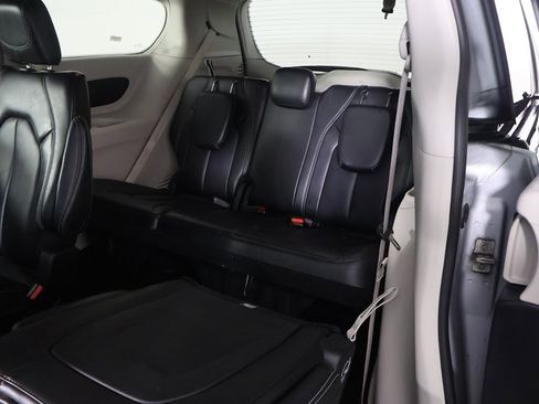 Used 2024 Chrysler Pacifica Touring-L image 32