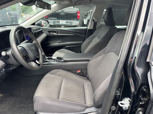 Used 2025 Toyota Camry LE FWD image 9