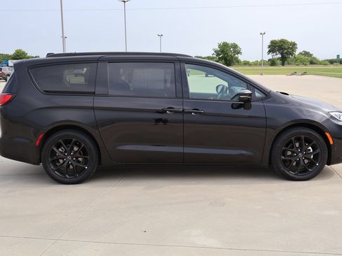 Used 2025 Chrysler Pacifica Limited FWD image 5