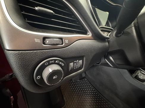 Used 2019 Jeep Cherokee Latitude Plus w/ Cold Weather Group AWD/4WD image 22