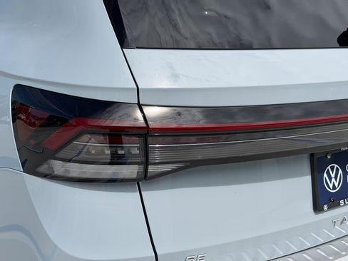 Used 2025 Volkswagen Taos SE image 9