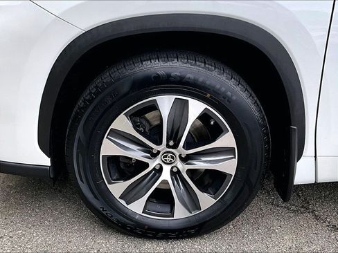 Used 2023 Toyota Highlander XLE AWD/4WD image 7