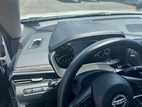 Used 2025 Nissan Altima 2.5 SV FWD image 34