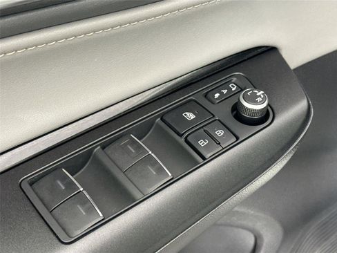 Certified 2022 Toyota Venza XLE image 24