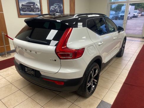 Used 2022 Volvo XC40 T5 R-Design AWD/4WD image 6