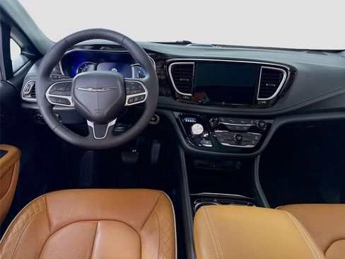 Used 2023 Chrysler Pacifica Pinnacle image 2