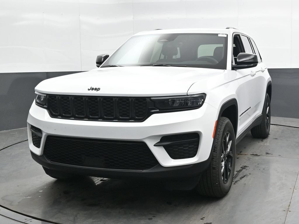 Used 2025 Jeep Grand Cherokee Altitude AWD/4WD image 6